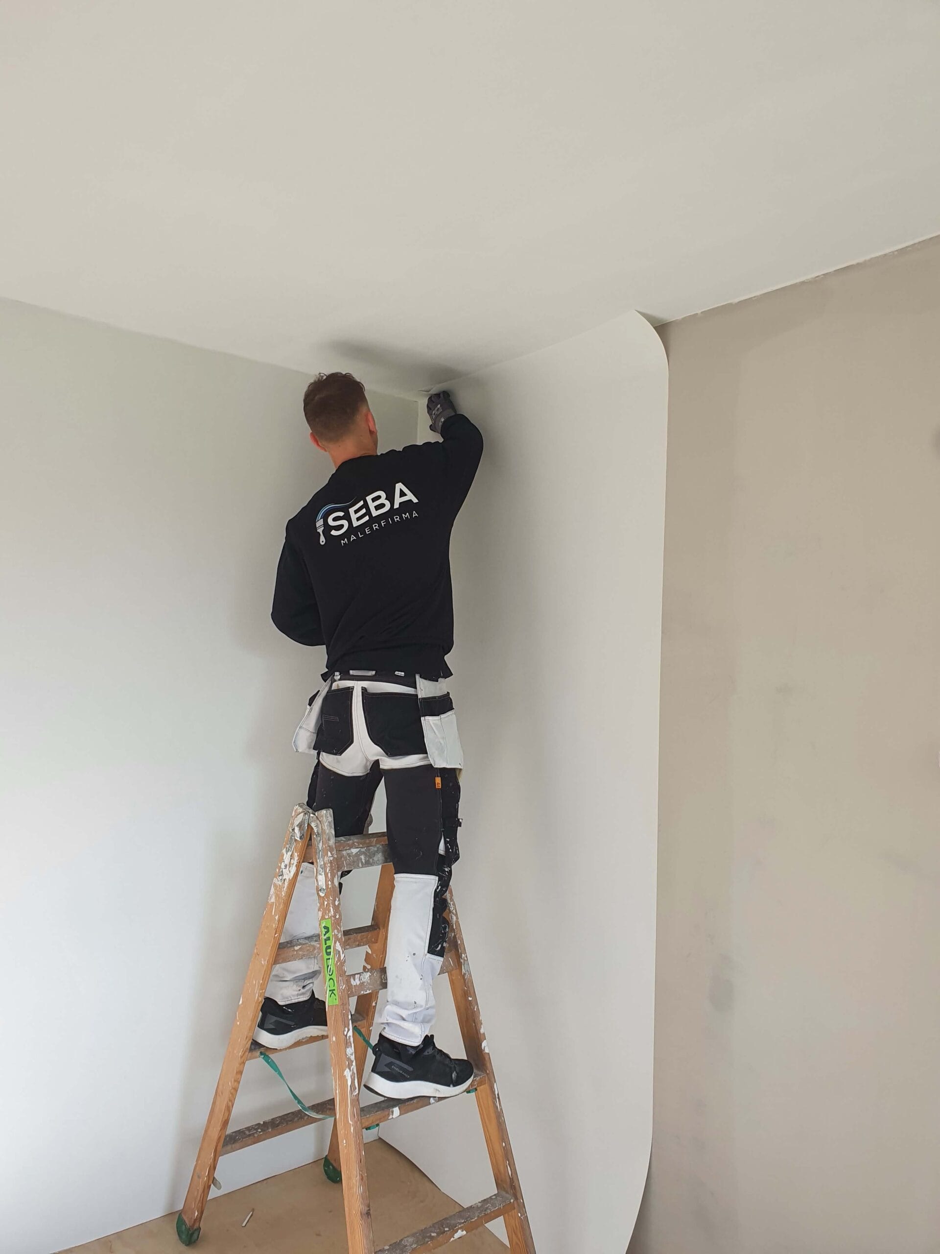 opsætning af filt på vægge og lofter